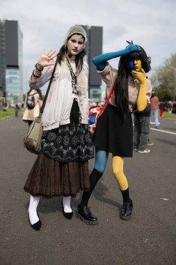 Bükreş, Romanya - 27 Nisan 2025: Doğu Avrupa Comic Con 'da Cosplayers. Çizgi roman, film, TV dizisi, bilim kurgu ve fantezi, oyun, Japon kültürü, Anime, Manga, tahta oyunları, kart oyunları ve son olarak da teknoloji oyunlarını seviyorlar..