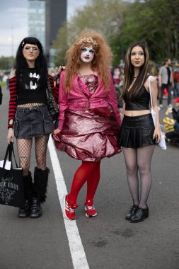 Bükreş, Romanya - 27 Nisan 2025: Doğu Avrupa Comic Con 'da Cosplayers. Çizgi roman, film, TV dizisi, bilim kurgu ve fantezi, oyun, Japon kültürü, Anime, Manga, tahta oyunları, kart oyunları ve son olarak da teknoloji oyunlarını seviyorlar..