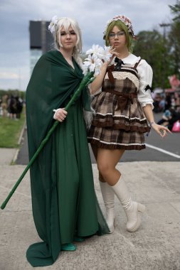 Bükreş, Romanya - 27 Nisan 2025: Doğu Avrupa Comic Con 'da Cosplayers. Çizgi roman, film, TV dizisi, bilim kurgu ve fantezi, oyun, Japon kültürü, Anime, Manga, tahta oyunları, kart oyunları ve son olarak da teknoloji oyunlarını seviyorlar..