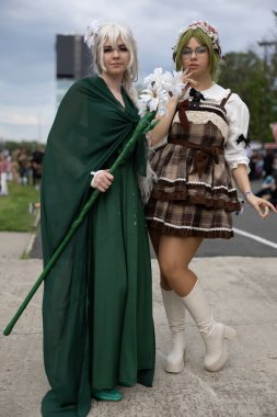 Bükreş, Romanya - 27 Nisan 2025: Doğu Avrupa Comic Con 'da Cosplayers. Çizgi roman, film, TV dizisi, bilim kurgu ve fantezi, oyun, Japon kültürü, Anime, Manga, tahta oyunları, kart oyunları ve son olarak da teknoloji oyunlarını seviyorlar..