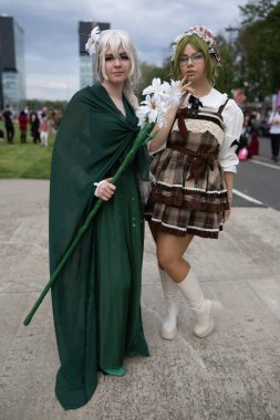 Bükreş, Romanya - 27 Nisan 2025: Doğu Avrupa Comic Con 'da Cosplayers. Çizgi roman, film, TV dizisi, bilim kurgu ve fantezi, oyun, Japon kültürü, Anime, Manga, tahta oyunları, kart oyunları ve son olarak da teknoloji oyunlarını seviyorlar..