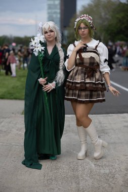 Bükreş, Romanya - 27 Nisan 2025: Doğu Avrupa Comic Con 'da Cosplayers. Çizgi roman, film, TV dizisi, bilim kurgu ve fantezi, oyun, Japon kültürü, Anime, Manga, tahta oyunları, kart oyunları ve son olarak da teknoloji oyunlarını seviyorlar..