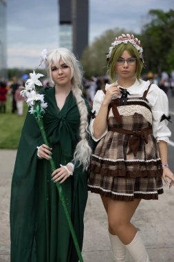 Bükreş, Romanya - 27 Nisan 2025: Doğu Avrupa Comic Con 'da Cosplayers. Çizgi roman, film, TV dizisi, bilim kurgu ve fantezi, oyun, Japon kültürü, Anime, Manga, tahta oyunları, kart oyunları ve son olarak da teknoloji oyunlarını seviyorlar..