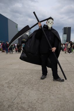 Bükreş, Romanya - 27 Nisan 2025: Doğu Avrupa Comic Con 'da Cosplayers. Çizgi roman, film, TV dizisi, bilim kurgu ve fantezi, oyun, Japon kültürü, Anime, Manga, tahta oyunları, kart oyunları ve son olarak da teknoloji oyunlarını seviyorlar..