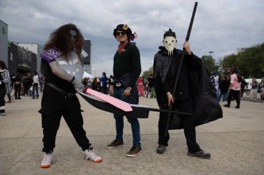 Bükreş, Romanya - 27 Nisan 2025: Doğu Avrupa Comic Con 'da Cosplayers. Çizgi roman, film, TV dizisi, bilim kurgu ve fantezi, oyun, Japon kültürü, Anime, Manga, tahta oyunları, kart oyunları ve son olarak da teknoloji oyunlarını seviyorlar..