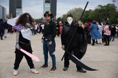 Bükreş, Romanya - 27 Nisan 2025: Doğu Avrupa Comic Con 'da Cosplayers. Çizgi roman, film, TV dizisi, bilim kurgu ve fantezi, oyun, Japon kültürü, Anime, Manga, tahta oyunları, kart oyunları ve son olarak da teknoloji oyunlarını seviyorlar..