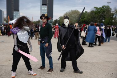 Bükreş, Romanya - 27 Nisan 2025: Doğu Avrupa Comic Con 'da Cosplayers. Çizgi roman, film, TV dizisi, bilim kurgu ve fantezi, oyun, Japon kültürü, Anime, Manga, tahta oyunları, kart oyunları ve son olarak da teknoloji oyunlarını seviyorlar..