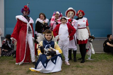 Bükreş, Romanya - 27 Nisan 2025: Doğu Avrupa Comic Con 'da Cosplayers. Çizgi roman, film, TV dizisi, bilim kurgu ve fantezi, oyun, Japon kültürü, Anime, Manga, tahta oyunları, kart oyunları ve son olarak da teknoloji oyunlarını seviyorlar..