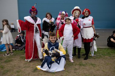 Bükreş, Romanya - 27 Nisan 2025: Doğu Avrupa Comic Con 'da Cosplayers. Çizgi roman, film, TV dizisi, bilim kurgu ve fantezi, oyun, Japon kültürü, Anime, Manga, tahta oyunları, kart oyunları ve son olarak da teknoloji oyunlarını seviyorlar..