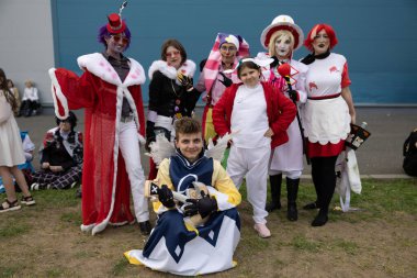 Bükreş, Romanya - 27 Nisan 2025: Doğu Avrupa Comic Con 'da Cosplayers. Çizgi roman, film, TV dizisi, bilim kurgu ve fantezi, oyun, Japon kültürü, Anime, Manga, tahta oyunları, kart oyunları ve son olarak da teknoloji oyunlarını seviyorlar..