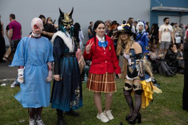 Bükreş, Romanya - 27 Nisan 2025: Doğu Avrupa Comic Con 'da Cosplayers. Çizgi roman, film, TV dizisi, bilim kurgu ve fantezi, oyun, Japon kültürü, Anime, Manga, tahta oyunları, kart oyunları ve son olarak da teknoloji oyunlarını seviyorlar..