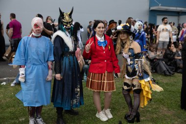 Bükreş, Romanya - 27 Nisan 2025: Doğu Avrupa Comic Con 'da Cosplayers. Çizgi roman, film, TV dizisi, bilim kurgu ve fantezi, oyun, Japon kültürü, Anime, Manga, tahta oyunları, kart oyunları ve son olarak da teknoloji oyunlarını seviyorlar..