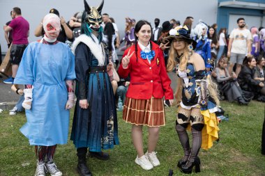 Bükreş, Romanya - 27 Nisan 2025: Doğu Avrupa Comic Con 'da Cosplayers. Çizgi roman, film, TV dizisi, bilim kurgu ve fantezi, oyun, Japon kültürü, Anime, Manga, tahta oyunları, kart oyunları ve son olarak da teknoloji oyunlarını seviyorlar..
