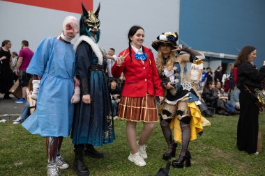 Bükreş, Romanya - 27 Nisan 2025: Doğu Avrupa Comic Con 'da Cosplayers. Çizgi roman, film, TV dizisi, bilim kurgu ve fantezi, oyun, Japon kültürü, Anime, Manga, tahta oyunları, kart oyunları ve son olarak da teknoloji oyunlarını seviyorlar..