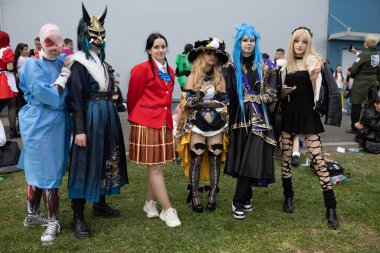 Bükreş, Romanya - 27 Nisan 2025: Doğu Avrupa Comic Con 'da Cosplayers. Çizgi roman, film, TV dizisi, bilim kurgu ve fantezi, oyun, Japon kültürü, Anime, Manga, tahta oyunları, kart oyunları ve son olarak da teknoloji oyunlarını seviyorlar..