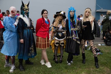 Bükreş, Romanya - 27 Nisan 2025: Doğu Avrupa Comic Con 'da Cosplayers. Çizgi roman, film, TV dizisi, bilim kurgu ve fantezi, oyun, Japon kültürü, Anime, Manga, tahta oyunları, kart oyunları ve son olarak da teknoloji oyunlarını seviyorlar..
