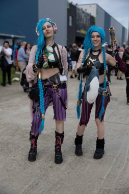 Bükreş, Romanya - 27 Nisan 2025: Doğu Avrupa Comic Con 'da Cosplayers. Çizgi roman, film, TV dizisi, bilim kurgu ve fantezi, oyun, Japon kültürü, Anime, Manga, tahta oyunları, kart oyunları ve son olarak da teknoloji oyunlarını seviyorlar..