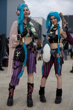 Bükreş, Romanya - 27 Nisan 2025: Doğu Avrupa Comic Con 'da Cosplayers. Çizgi roman, film, TV dizisi, bilim kurgu ve fantezi, oyun, Japon kültürü, Anime, Manga, tahta oyunları, kart oyunları ve son olarak da teknoloji oyunlarını seviyorlar..