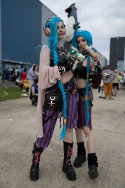 Bükreş, Romanya - 27 Nisan 2025: Doğu Avrupa Comic Con 'da Cosplayers. Çizgi roman, film, TV dizisi, bilim kurgu ve fantezi, oyun, Japon kültürü, Anime, Manga, tahta oyunları, kart oyunları ve son olarak da teknoloji oyunlarını seviyorlar..