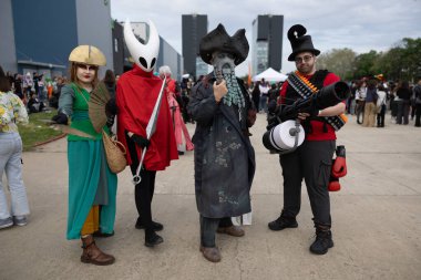 Bükreş, Romanya - 27 Nisan 2025: Doğu Avrupa Comic Con 'da Cosplayers. Çizgi roman, film, TV dizisi, bilim kurgu ve fantezi, oyun, Japon kültürü, Anime, Manga, tahta oyunları, kart oyunları ve son olarak da teknoloji oyunlarını seviyorlar..