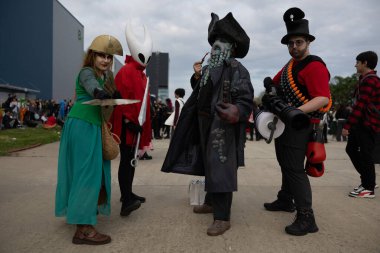 Bükreş, Romanya - 27 Nisan 2025: Doğu Avrupa Comic Con 'da Cosplayers. Çizgi roman, film, TV dizisi, bilim kurgu ve fantezi, oyun, Japon kültürü, Anime, Manga, tahta oyunları, kart oyunları ve son olarak da teknoloji oyunlarını seviyorlar..