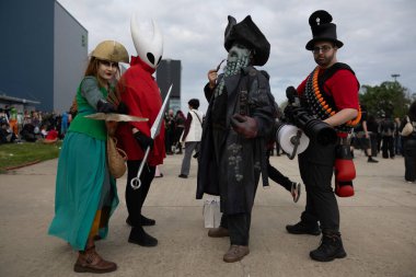 Bükreş, Romanya - 27 Nisan 2025: Doğu Avrupa Comic Con 'da Cosplayers. Çizgi roman, film, TV dizisi, bilim kurgu ve fantezi, oyun, Japon kültürü, Anime, Manga, tahta oyunları, kart oyunları ve son olarak da teknoloji oyunlarını seviyorlar..
