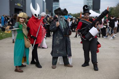 Bükreş, Romanya - 27 Nisan 2025: Doğu Avrupa Comic Con 'da Cosplayers. Çizgi roman, film, TV dizisi, bilim kurgu ve fantezi, oyun, Japon kültürü, Anime, Manga, tahta oyunları, kart oyunları ve son olarak da teknoloji oyunlarını seviyorlar..