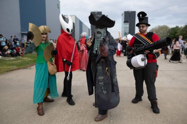 Bükreş, Romanya - 27 Nisan 2025: Doğu Avrupa Comic Con 'da Cosplayers. Çizgi roman, film, TV dizisi, bilim kurgu ve fantezi, oyun, Japon kültürü, Anime, Manga, tahta oyunları, kart oyunları ve son olarak da teknoloji oyunlarını seviyorlar..