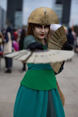 Bükreş, Romanya - 27 Nisan 2025: Doğu Avrupa Comic Con 'da Cosplayers. Çizgi roman, film, TV dizisi, bilim kurgu ve fantezi, oyun, Japon kültürü, Anime, Manga, tahta oyunları, kart oyunları ve son olarak da teknoloji oyunlarını seviyorlar..