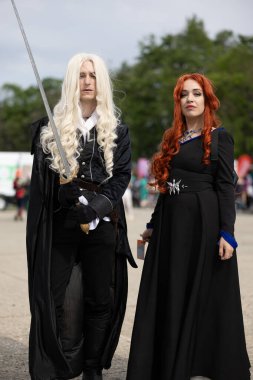 Bükreş, Romanya - 27 Nisan 2025: Doğu Avrupa Comic Con 'da Cosplayers. Çizgi roman, film, TV dizisi, bilim kurgu ve fantezi, oyun, Japon kültürü, Anime, Manga, tahta oyunları, kart oyunları ve son olarak da teknoloji oyunlarını seviyorlar..