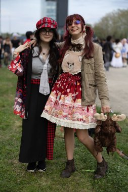 Bükreş, Romanya - 27 Nisan 2025: Doğu Avrupa Comic Con 'da Cosplayers. Çizgi roman, film, TV dizisi, bilim kurgu ve fantezi, oyun, Japon kültürü, Anime, Manga, tahta oyunları, kart oyunları ve son olarak da teknoloji oyunlarını seviyorlar..