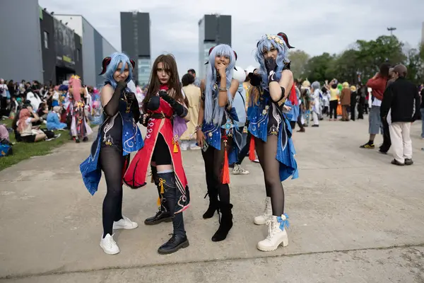 Bükreş, Romanya - 27 Nisan 2025: Doğu Avrupa Comic Con 'da Cosplayers. Çizgi roman, film, TV dizisi, bilim kurgu ve fantezi, oyun, Japon kültürü, Anime, Manga, tahta oyunları, kart oyunları ve son olarak da teknoloji oyunlarını seviyorlar..