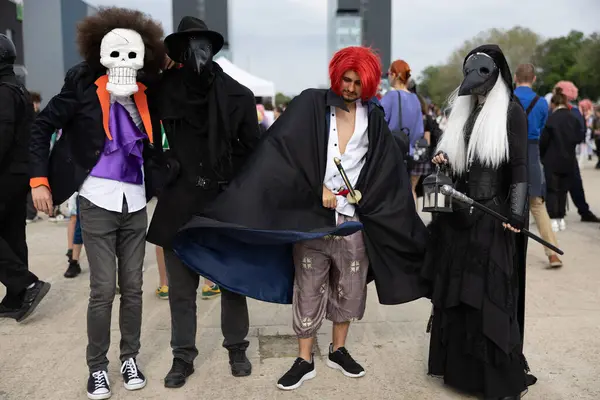Bükreş, Romanya - 27 Nisan 2025: Doğu Avrupa Comic Con 'da Cosplayers. Çizgi roman, film, TV dizisi, bilim kurgu ve fantezi, oyun, Japon kültürü, Anime, Manga, tahta oyunları, kart oyunları ve son olarak da teknoloji oyunlarını seviyorlar..