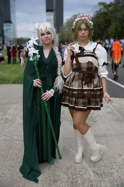Bükreş, Romanya - 27 Nisan 2025: Doğu Avrupa Comic Con 'da Cosplayers. Çizgi roman, film, TV dizisi, bilim kurgu ve fantezi, oyun, Japon kültürü, Anime, Manga, tahta oyunları, kart oyunları ve son olarak da teknoloji oyunlarını seviyorlar..
