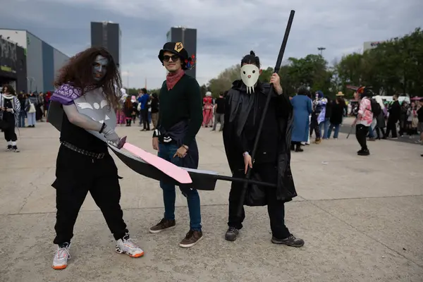 Bükreş, Romanya - 27 Nisan 2025: Doğu Avrupa Comic Con 'da Cosplayers. Çizgi roman, film, TV dizisi, bilim kurgu ve fantezi, oyun, Japon kültürü, Anime, Manga, tahta oyunları, kart oyunları ve son olarak da teknoloji oyunlarını seviyorlar..