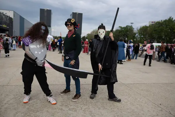 Bükreş, Romanya - 27 Nisan 2025: Doğu Avrupa Comic Con 'da Cosplayers. Çizgi roman, film, TV dizisi, bilim kurgu ve fantezi, oyun, Japon kültürü, Anime, Manga, tahta oyunları, kart oyunları ve son olarak da teknoloji oyunlarını seviyorlar..