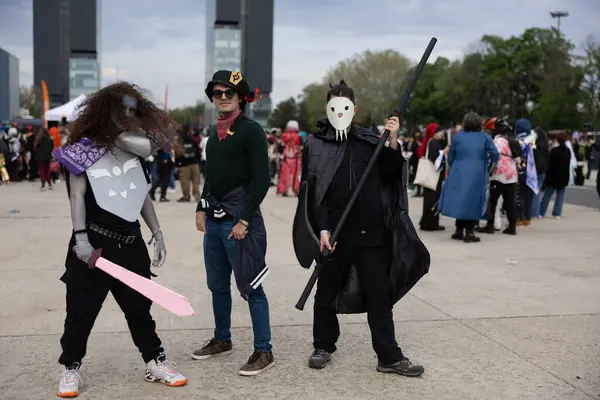 Bükreş, Romanya - 27 Nisan 2025: Doğu Avrupa Comic Con 'da Cosplayers. Çizgi roman, film, TV dizisi, bilim kurgu ve fantezi, oyun, Japon kültürü, Anime, Manga, tahta oyunları, kart oyunları ve son olarak da teknoloji oyunlarını seviyorlar..