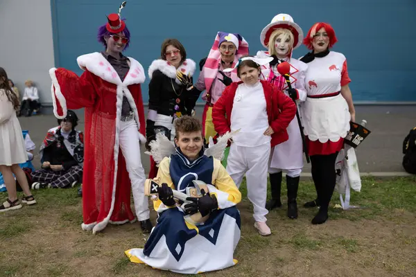 Bükreş, Romanya - 27 Nisan 2025: Doğu Avrupa Comic Con 'da Cosplayers. Çizgi roman, film, TV dizisi, bilim kurgu ve fantezi, oyun, Japon kültürü, Anime, Manga, tahta oyunları, kart oyunları ve son olarak da teknoloji oyunlarını seviyorlar..