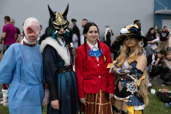 Bükreş, Romanya - 27 Nisan 2025: Doğu Avrupa Comic Con 'da Cosplayers. Çizgi roman, film, TV dizisi, bilim kurgu ve fantezi, oyun, Japon kültürü, Anime, Manga, tahta oyunları, kart oyunları ve son olarak da teknoloji oyunlarını seviyorlar..