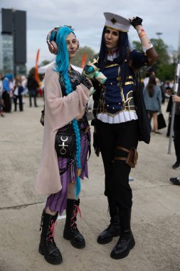 Bükreş, Romanya - 27 Nisan 2025: Doğu Avrupa Comic Con 'da Cosplayers. Çizgi roman, film, TV dizisi, bilim kurgu ve fantezi, oyun, Japon kültürü, Anime, Manga, tahta oyunları, kart oyunları ve son olarak da teknoloji oyunlarını seviyorlar..