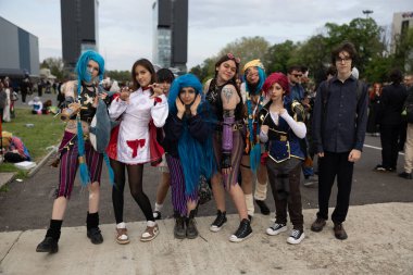Bükreş, Romanya - 27 Nisan 2025: Doğu Avrupa Comic Con 'da Cosplayers. Çizgi roman, film, TV dizisi, bilim kurgu ve fantezi, oyun, Japon kültürü, Anime, Manga, tahta oyunları, kart oyunları ve son olarak da teknoloji oyunlarını seviyorlar..