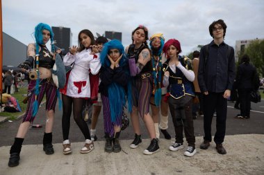 Bükreş, Romanya - 27 Nisan 2025: Doğu Avrupa Comic Con 'da Cosplayers. Çizgi roman, film, TV dizisi, bilim kurgu ve fantezi, oyun, Japon kültürü, Anime, Manga, tahta oyunları, kart oyunları ve son olarak da teknoloji oyunlarını seviyorlar..