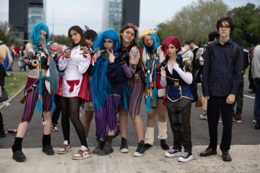 Bükreş, Romanya - 27 Nisan 2025: Doğu Avrupa Comic Con 'da Cosplayers. Çizgi roman, film, TV dizisi, bilim kurgu ve fantezi, oyun, Japon kültürü, Anime, Manga, tahta oyunları, kart oyunları ve son olarak da teknoloji oyunlarını seviyorlar..