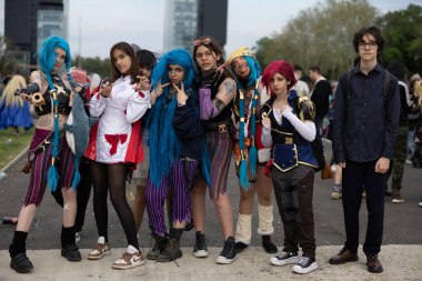 Bükreş, Romanya - 27 Nisan 2025: Doğu Avrupa Comic Con 'da Cosplayers. Çizgi roman, film, TV dizisi, bilim kurgu ve fantezi, oyun, Japon kültürü, Anime, Manga, tahta oyunları, kart oyunları ve son olarak da teknoloji oyunlarını seviyorlar..