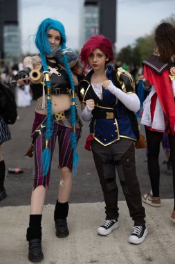 Bükreş, Romanya - 27 Nisan 2025: Doğu Avrupa Comic Con 'da Cosplayers. Çizgi roman, film, TV dizisi, bilim kurgu ve fantezi, oyun, Japon kültürü, Anime, Manga, tahta oyunları, kart oyunları ve son olarak da teknoloji oyunlarını seviyorlar..