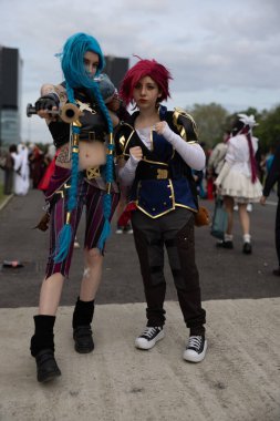 Bükreş, Romanya - 27 Nisan 2025: Doğu Avrupa Comic Con 'da Cosplayers. Çizgi roman, film, TV dizisi, bilim kurgu ve fantezi, oyun, Japon kültürü, Anime, Manga, tahta oyunları, kart oyunları ve son olarak da teknoloji oyunlarını seviyorlar..