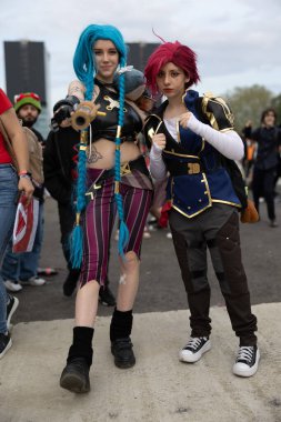 Bükreş, Romanya - 27 Nisan 2025: Doğu Avrupa Comic Con 'da Cosplayers. Çizgi roman, film, TV dizisi, bilim kurgu ve fantezi, oyun, Japon kültürü, Anime, Manga, tahta oyunları, kart oyunları ve son olarak da teknoloji oyunlarını seviyorlar..