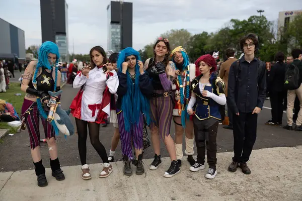 Bükreş, Romanya - 27 Nisan 2025: Doğu Avrupa Comic Con 'da Cosplayers. Çizgi roman, film, TV dizisi, bilim kurgu ve fantezi, oyun, Japon kültürü, Anime, Manga, tahta oyunları, kart oyunları ve son olarak da teknoloji oyunlarını seviyorlar..