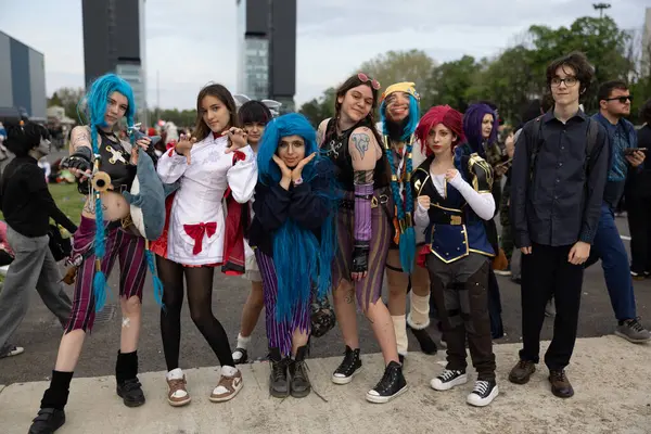 Bükreş, Romanya - 27 Nisan 2025: Doğu Avrupa Comic Con 'da Cosplayers. Çizgi roman, film, TV dizisi, bilim kurgu ve fantezi, oyun, Japon kültürü, Anime, Manga, tahta oyunları, kart oyunları ve son olarak da teknoloji oyunlarını seviyorlar..