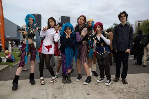 Bükreş, Romanya - 27 Nisan 2025: Doğu Avrupa Comic Con 'da Cosplayers. Çizgi roman, film, TV dizisi, bilim kurgu ve fantezi, oyun, Japon kültürü, Anime, Manga, tahta oyunları, kart oyunları ve son olarak da teknoloji oyunlarını seviyorlar..